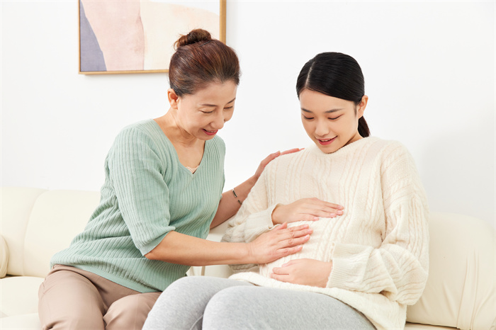 摄图网_501807084_母亲居家悉心照料孕期女儿（企业商用）.jpg