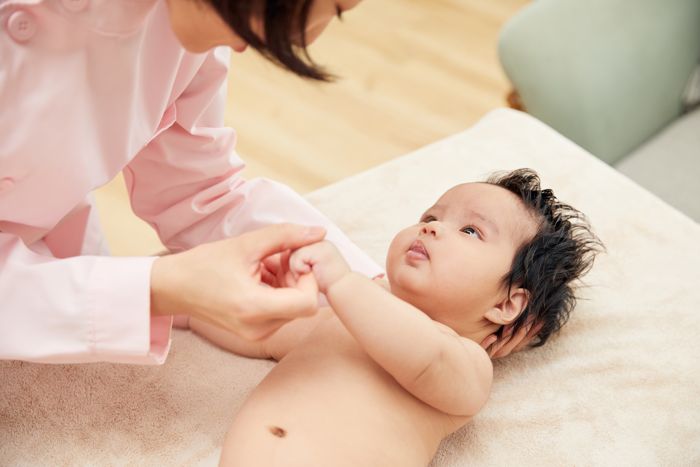 1645410946120666.jpg 摄图网_501694446_高档月子中心护工和婴儿互动(企业商用).jpg