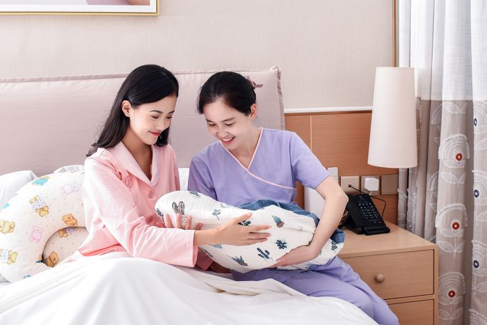 1645412720401268.jpg 摄图网_501425096_护士帮忙照顾婴儿(企业商用).jpg