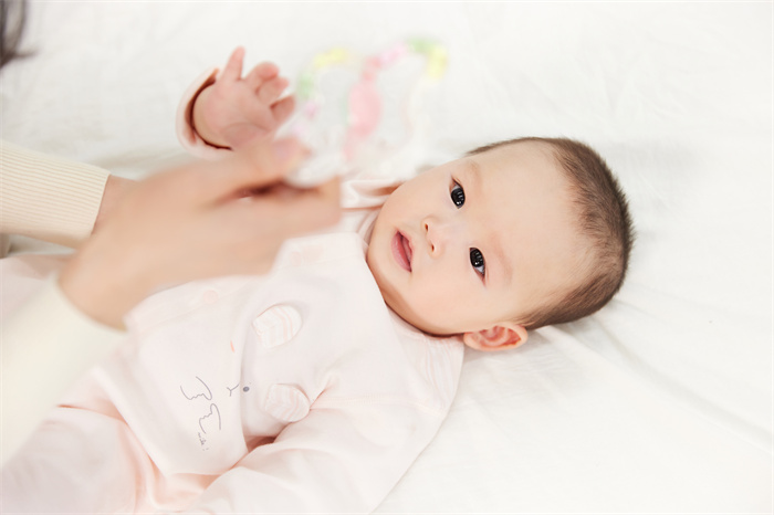 摄图网_501725338_月嫂与新生婴儿宝宝玩耍（企业商用）.jpg