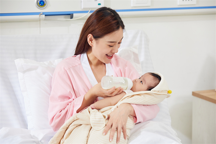 摄图网_501693714_年轻妈妈给新生儿婴儿宝宝喂奶（企业商用）.jpg