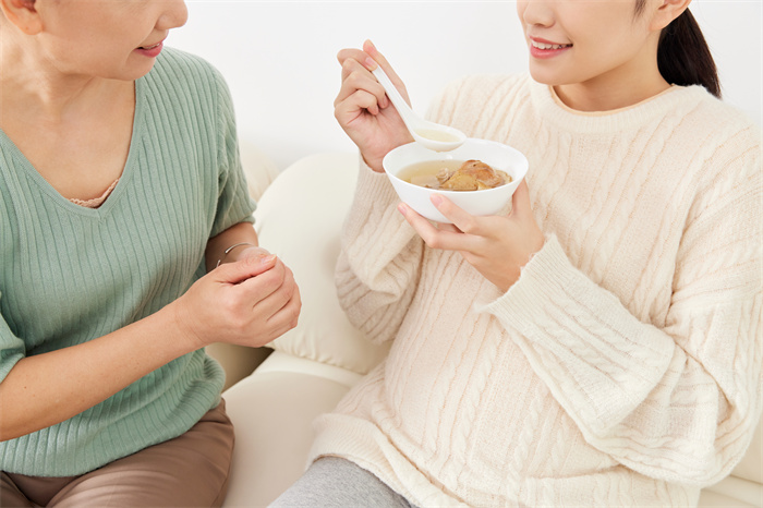 摄图网_501807097_母亲居家悉心照料孕期女儿（企业商用）.jpg