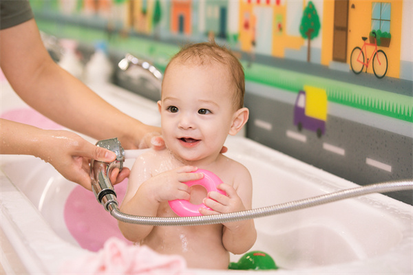 摄图网_501657102_阿姨给婴幼儿洗澡特写（企业商用）.jpg