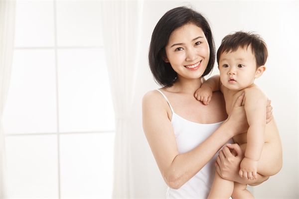 摄图网_501940983_快乐的妈妈和宝宝（企业商用）.jpg