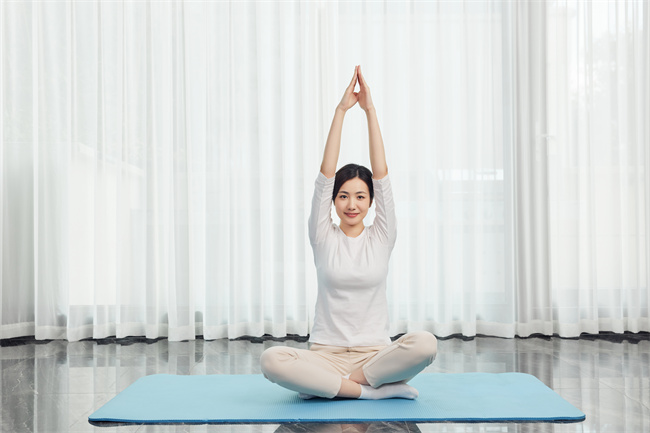 摄图网_502384403_产妇做产后护理瑜伽运动（企业商用）.jpg