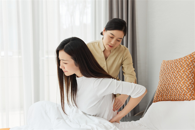摄图网_502383003_住家月嫂照顾坐月子的产妇（企业商用）.jpg
