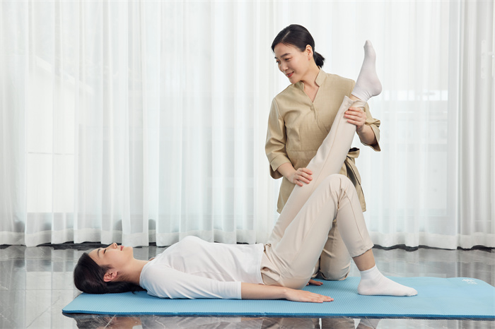 摄图网_502383655_月嫂帮产妇做产后护理瑜伽（企业商用）.jpg