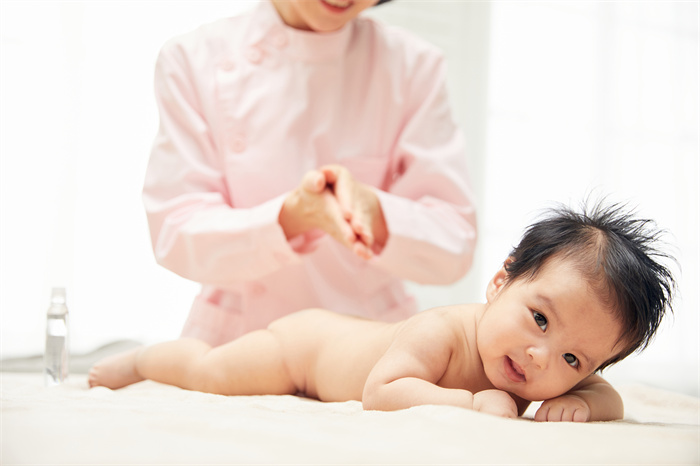 摄图网_501692307_护工给婴儿宝宝按摩（企业商用）.jpg