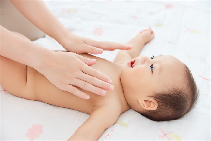 摄图网_501776482_居家生活妈妈给宝宝揉按腹部（企业商用）.jpg
