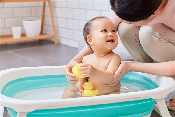 摄图网_501776481_母婴居家妈妈给宝宝洗澡（企业商用）.jpg